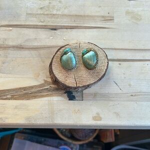 She’ll screw back earrings